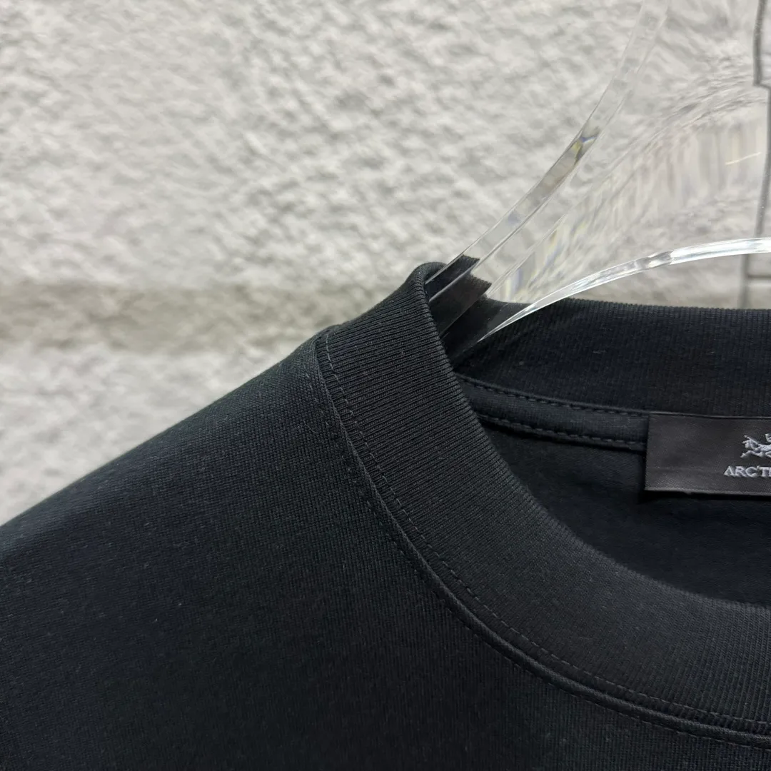ARC'TERYX* * 2025 New Arrival Classic logo T Same Style ：Black White Size： S （90-130 ） M （120-150 ） L （140-165 ） XL （160-180 ） XXL （180 ）